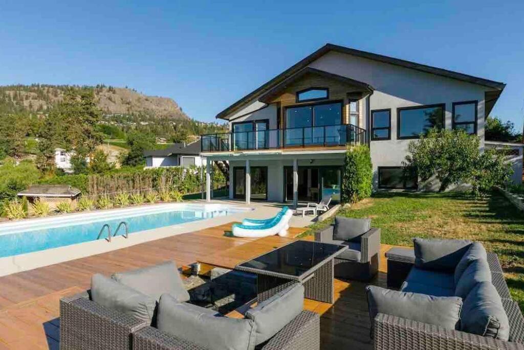 Luxurious 5 Bedroom House With Pool & Sauna Вест-Келоуна Экстерьер фото